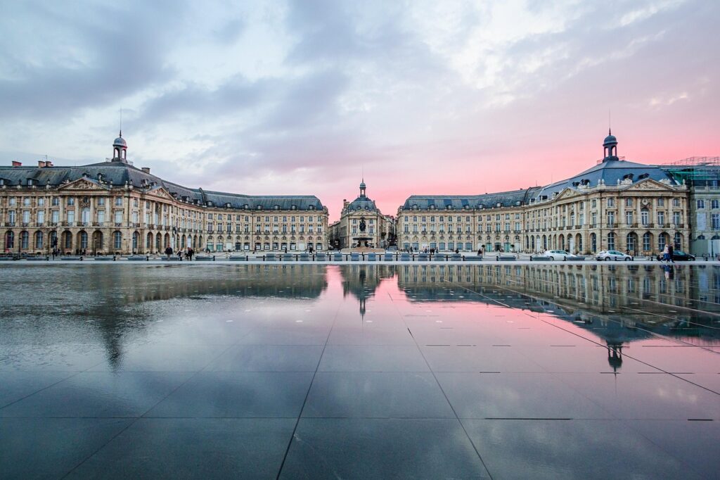 Place de la Bourse met Miroir d’eau in Bordeaux, reflecties van klassieke gevels