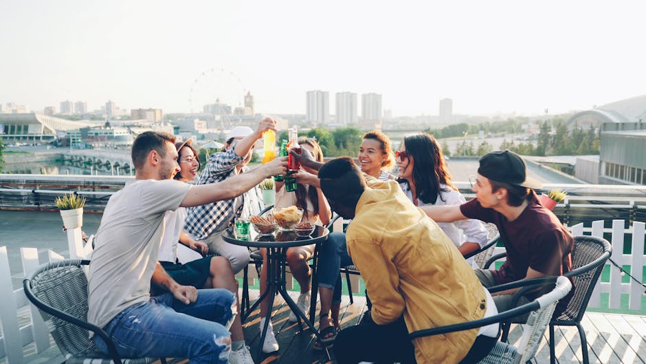 Studierende auf der Terrasse in Nansouty vor Bars und Universitätsgebäuden