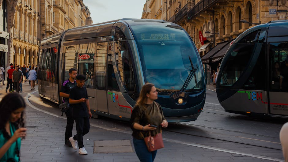 Passagiers bij een tramhalte in Bordeaux in de avond