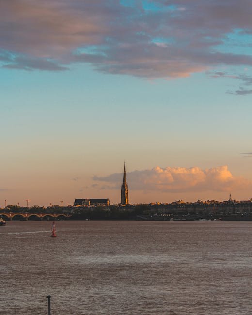 Bordeaux‑Uferpromenade bei Sonnenuntergang mit Spiegelungen