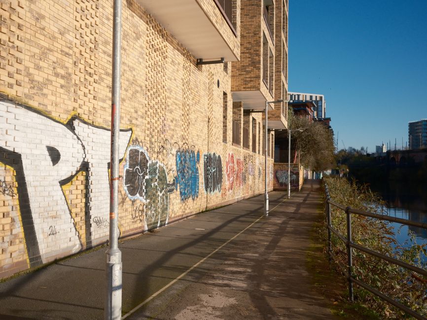 Darwin Ecosystem: rivierkade met graffiti-muurschilderingen bij zonsondergang