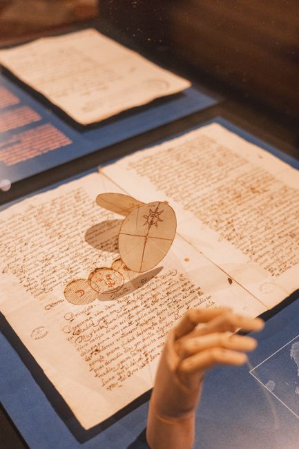 Tentoonstellingsobjecten en oude registers in een historisch douanemuseum