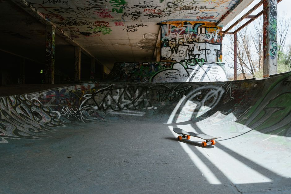 Industriële rivierkade met skatepark en graffiti bij Darwin Ecosystem