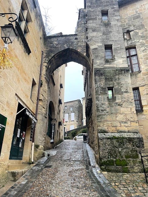 Steingasse in Saint‑Émilion zur Mittagszeit