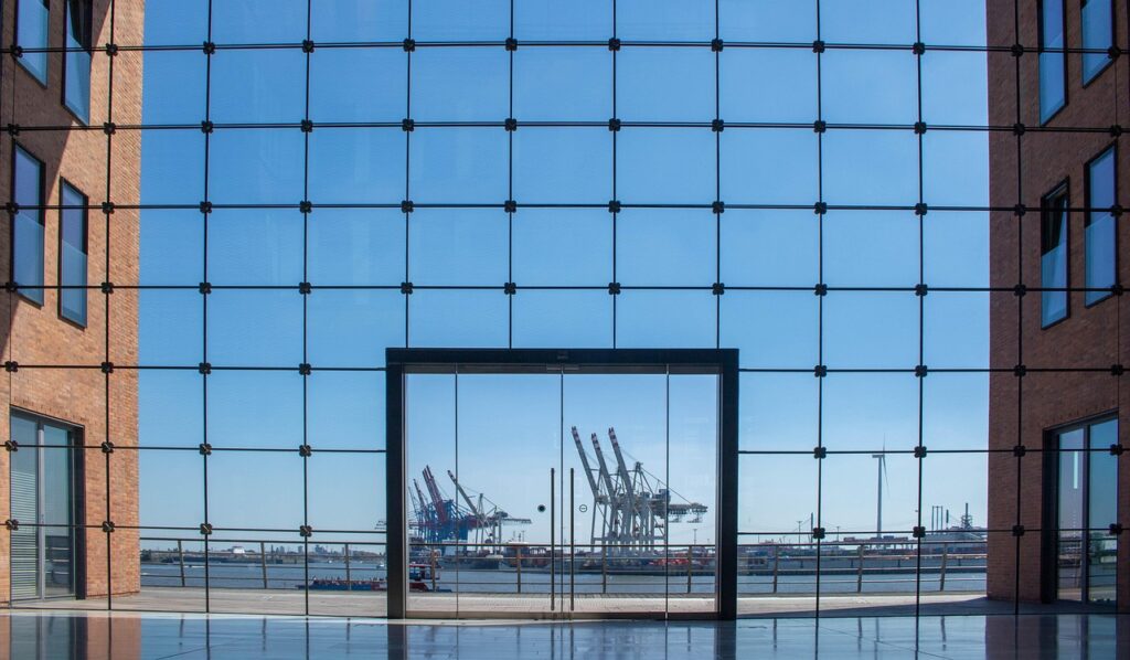 Oude industriële basin aan de waterkant met weerspiegelingen bij schemering
