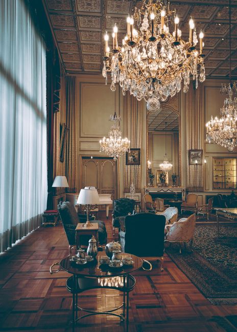 Eleganckie lobby historycznego hotelu w Helsinkach