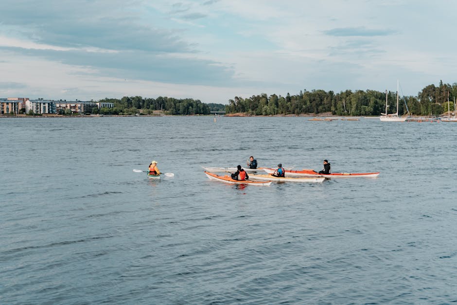Gruppe beim Kajakfahren im Sommer im Helsinkier Archipel