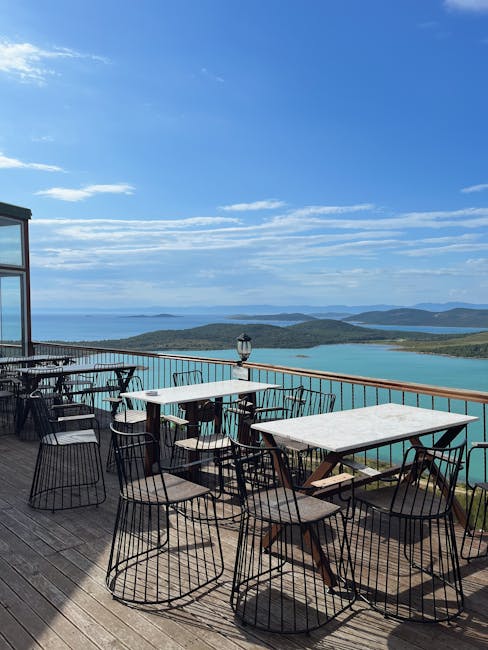 Terrasse des Restaurants auf Lonna mit Meerblick