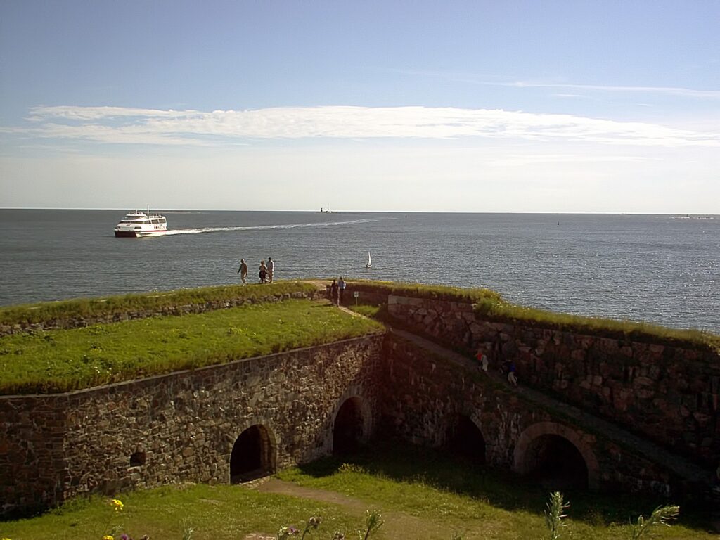 Wehranlagen von Suomenlinna mit Meerblick