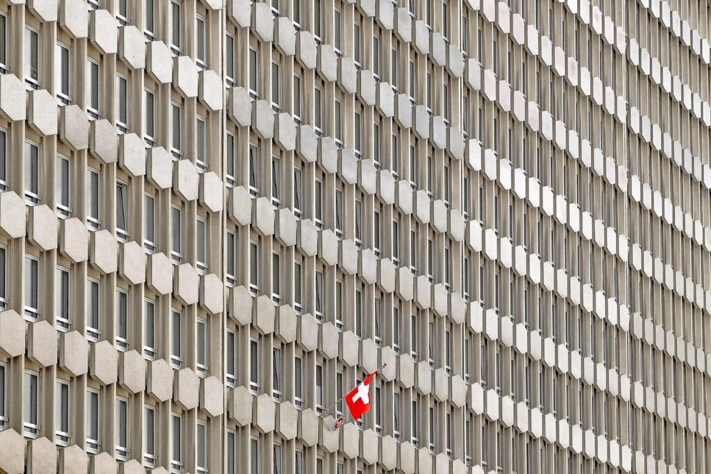 Drzwi biura konsularnego / ambasady z flagą na zewnątrz w Helsinkach nocą