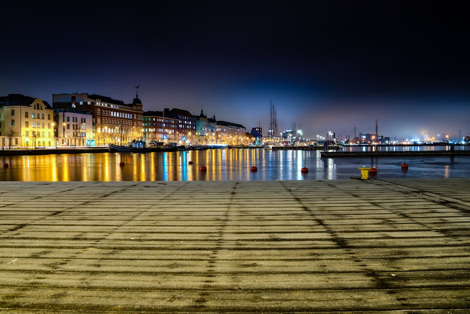 Panorama nabrzeża Helsinek nocą z odbiciami świateł