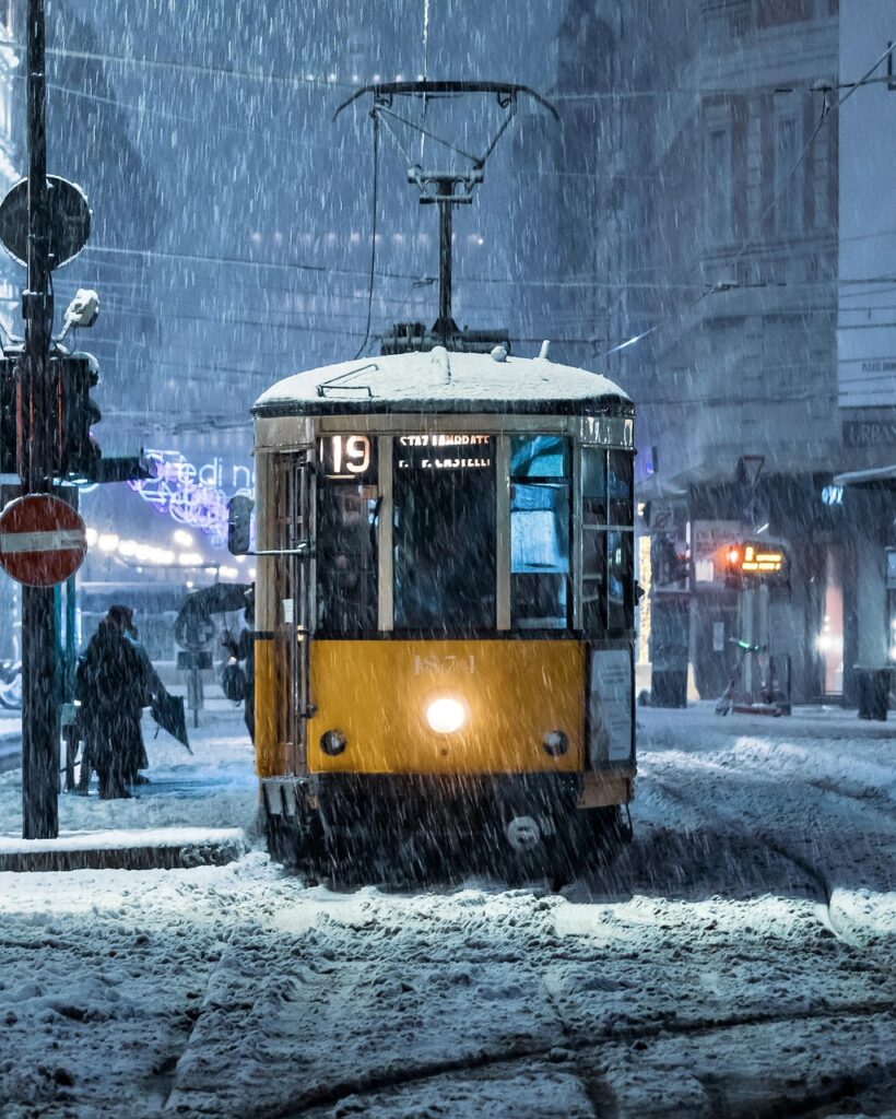 Znak publicznego Wi‑Fi na przystanku tramwajowym nocą