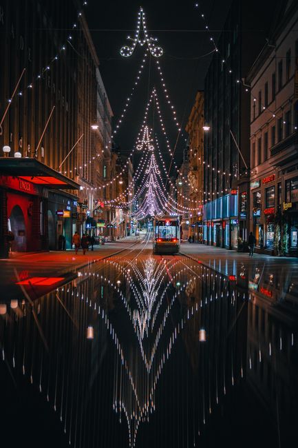 Nocne życie w Kallio z barami i tramwajami