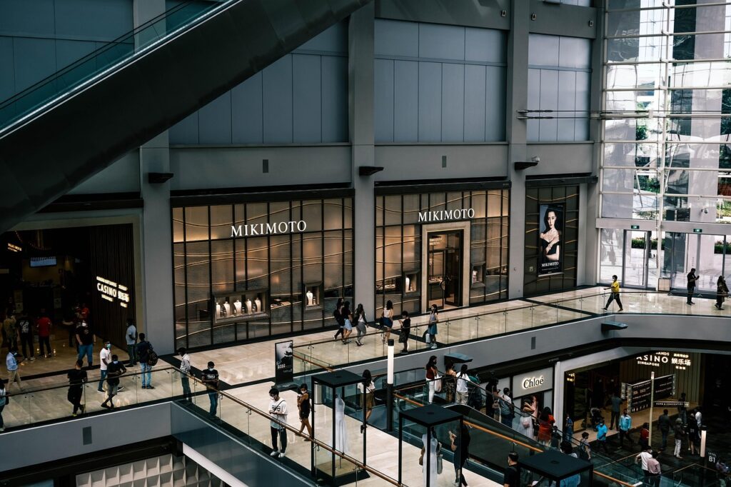 Wnętrze centrum handlowego Kamppi z bankomatami nocą