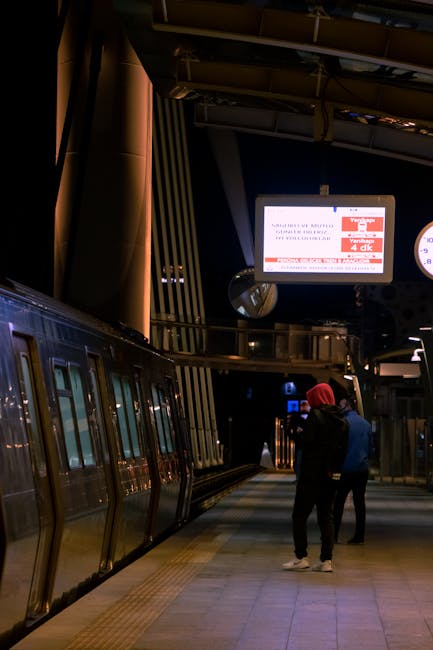 Pociąg metra na peronie w Helsinkach nocą