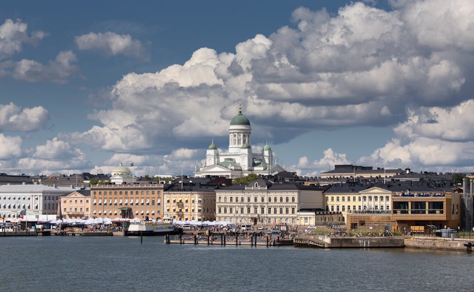 Prom do Suomenlinny odpływający z Kauppatori o zmierzchu