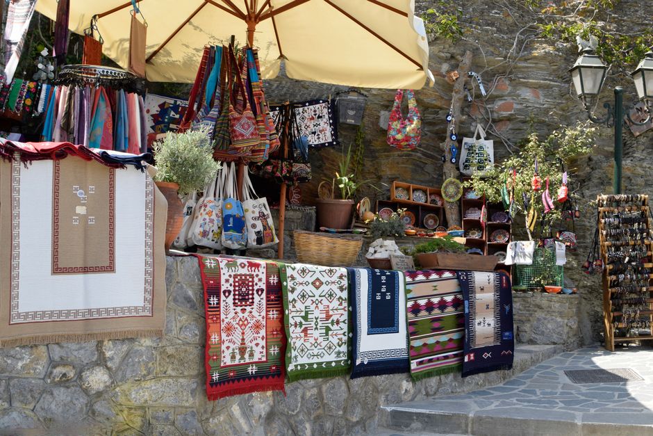 Ambachtelijke straat in de Balagne met keramiek en textiel