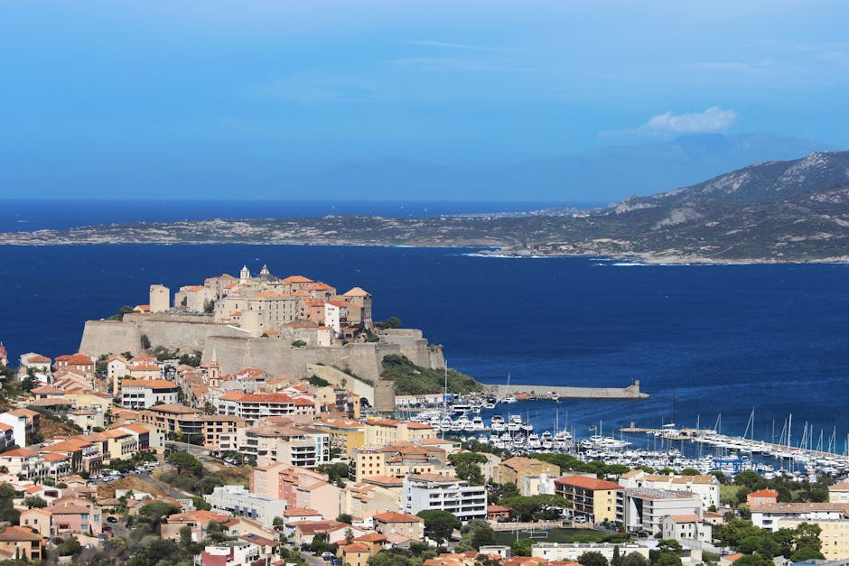 cittadella di Calvi all’ora dorata con vista sulla baia