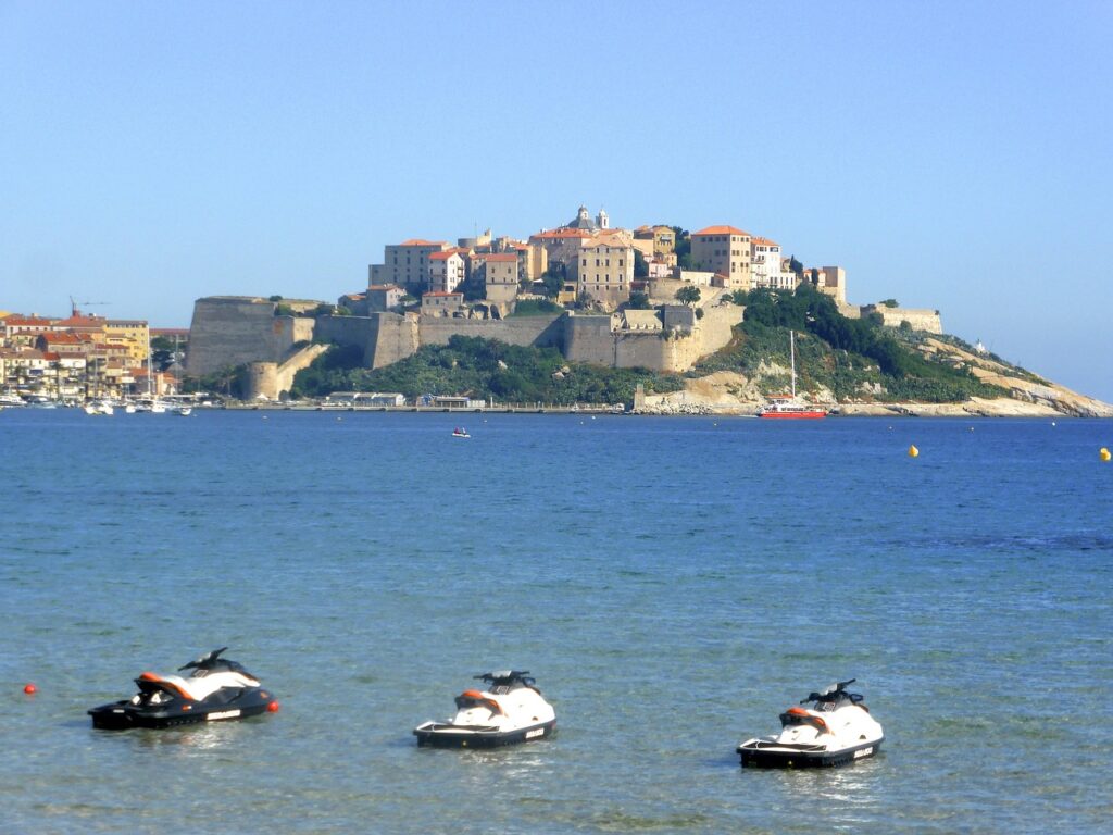 Panorama della cittadella di Calvi e baia turchese