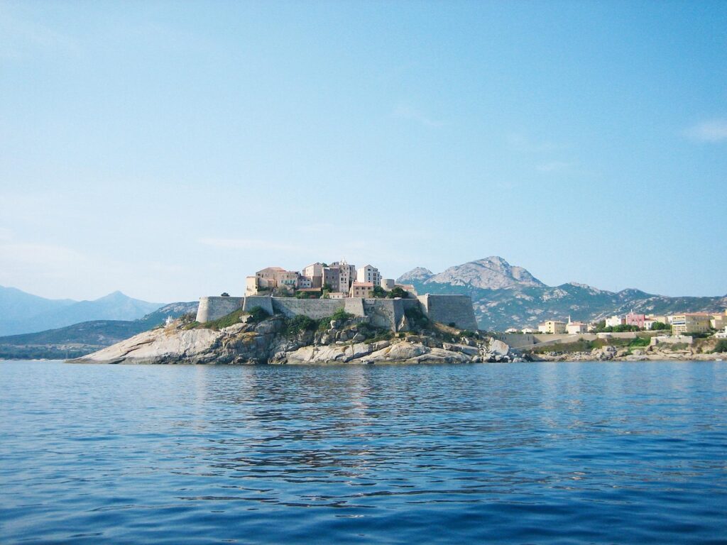 Zonsondergang vanaf de citadel van Calvi met gouden licht