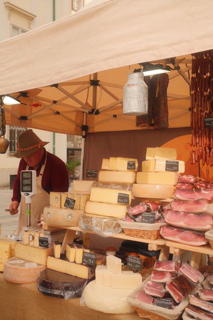 Lokale Corsicaanse markt met verse kaas en charcuterie