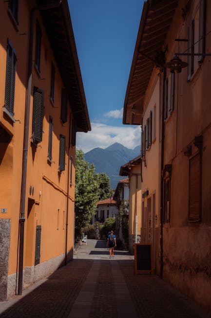 schmales gepflastertes Bergdorf in Korsika tagsüber, Spazierszene in Pigna