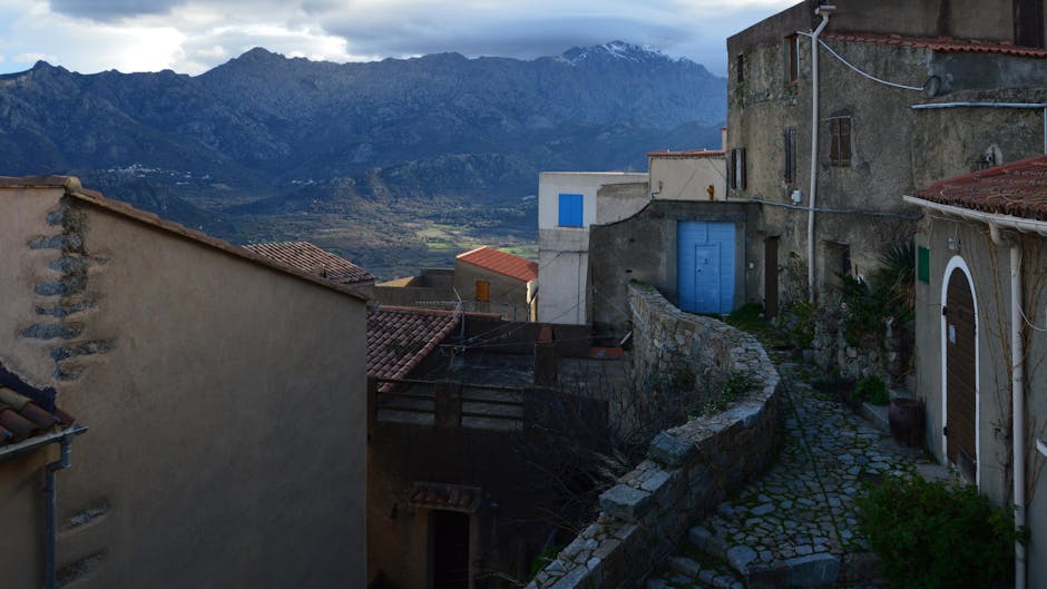 gewölbte gepflasterte Gasse in Sant'Antonino, Balagne
