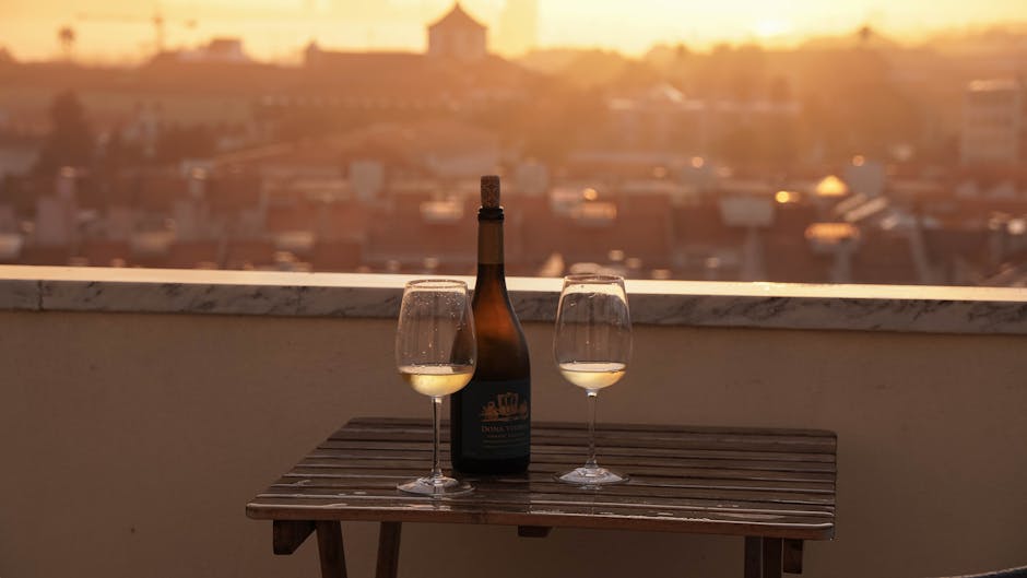 Tramonto in un borgo corso: terrazza e vino locale