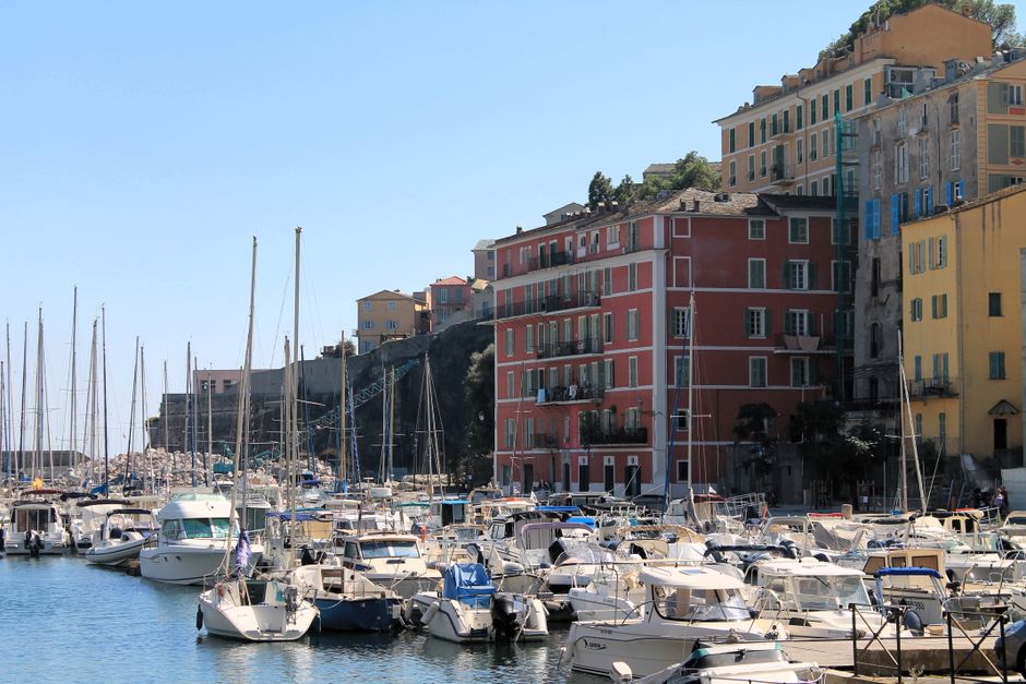 Porto di Bastia con barche da pesca colorate