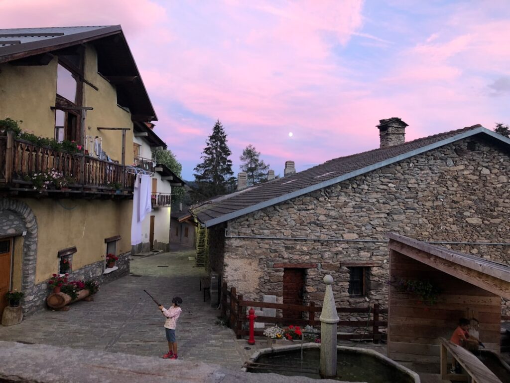 Freiluftkonzert bei Sonnenuntergang in Pigna