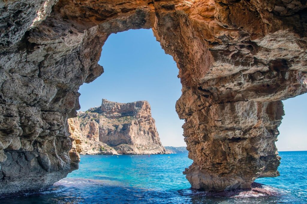 riserva marina di Scandola con scogliere e grotte visitabile in barca