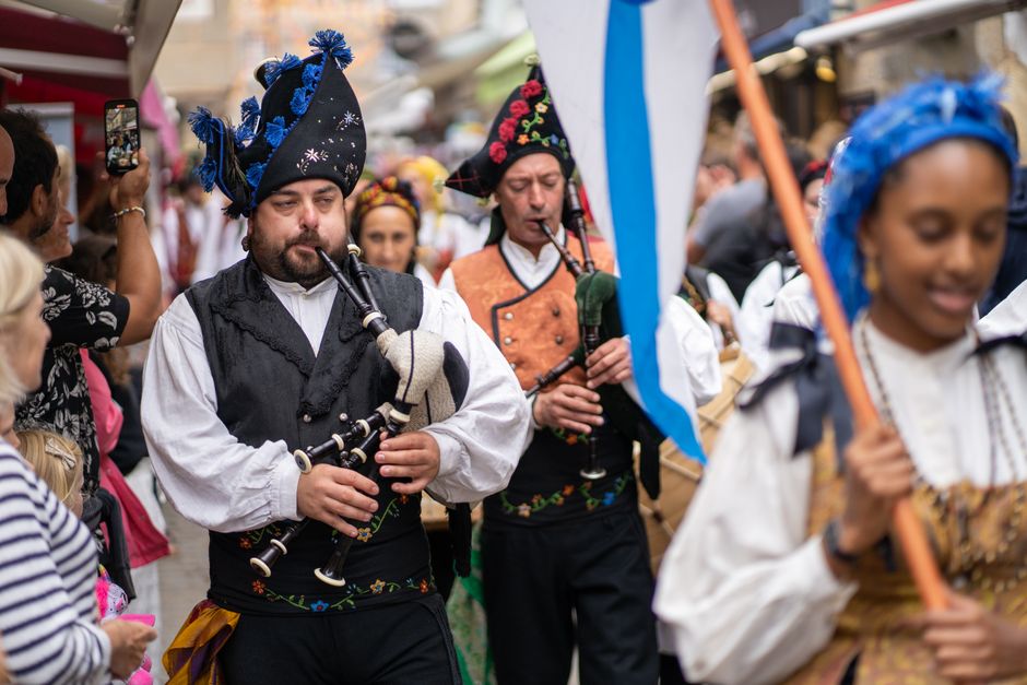 Gruppo bagad durante una performance all'aperto