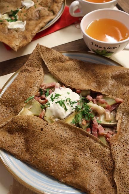 Galette di grano saraceno servita in una crêperie bretone