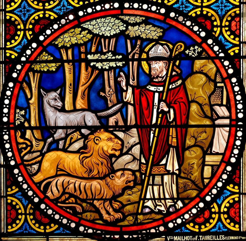 Interno della Cattedrale Saint-Corentin con vetrate policrome a Quimper