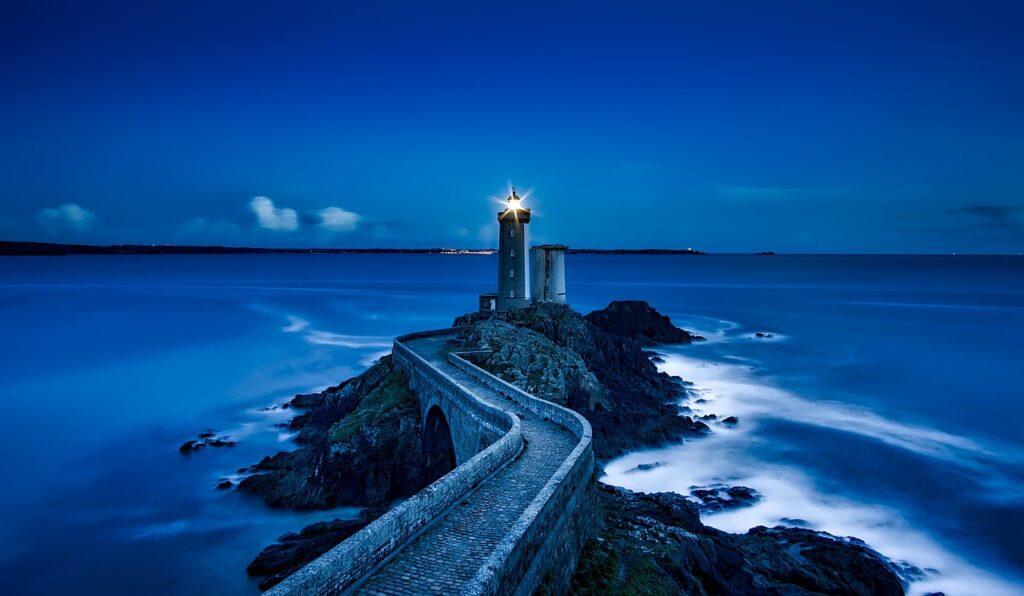 Ouessant — latarnia Créac'h i surowe wybrzeże