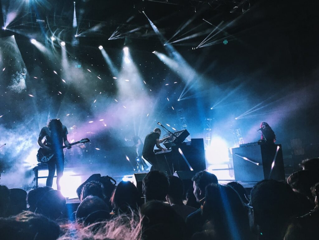 Bretonse muziekgroep live op festivalpodium, uitvoerders