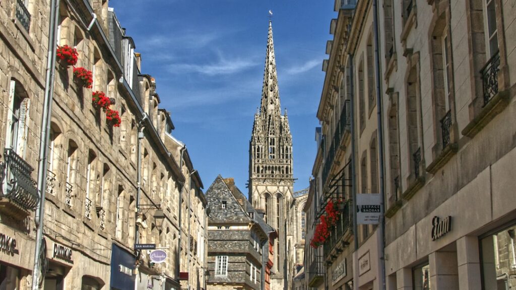 Quimper kathedraal op Place St Corentin, vroege ochtend toeristen
