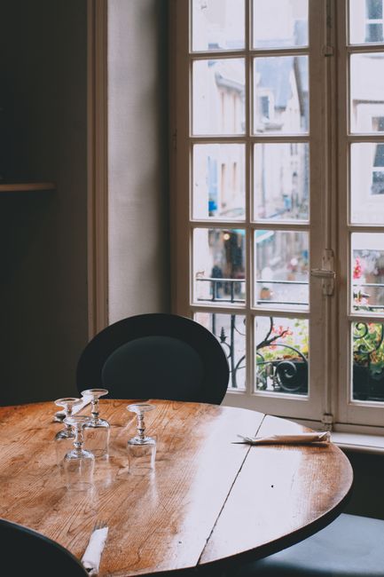 Interieur van traditionele Bretonse crêperie, houten tafel
