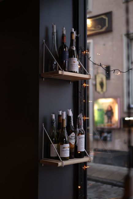 gezellig interieur van Legligin Wine Bar met kleine gerechtjes