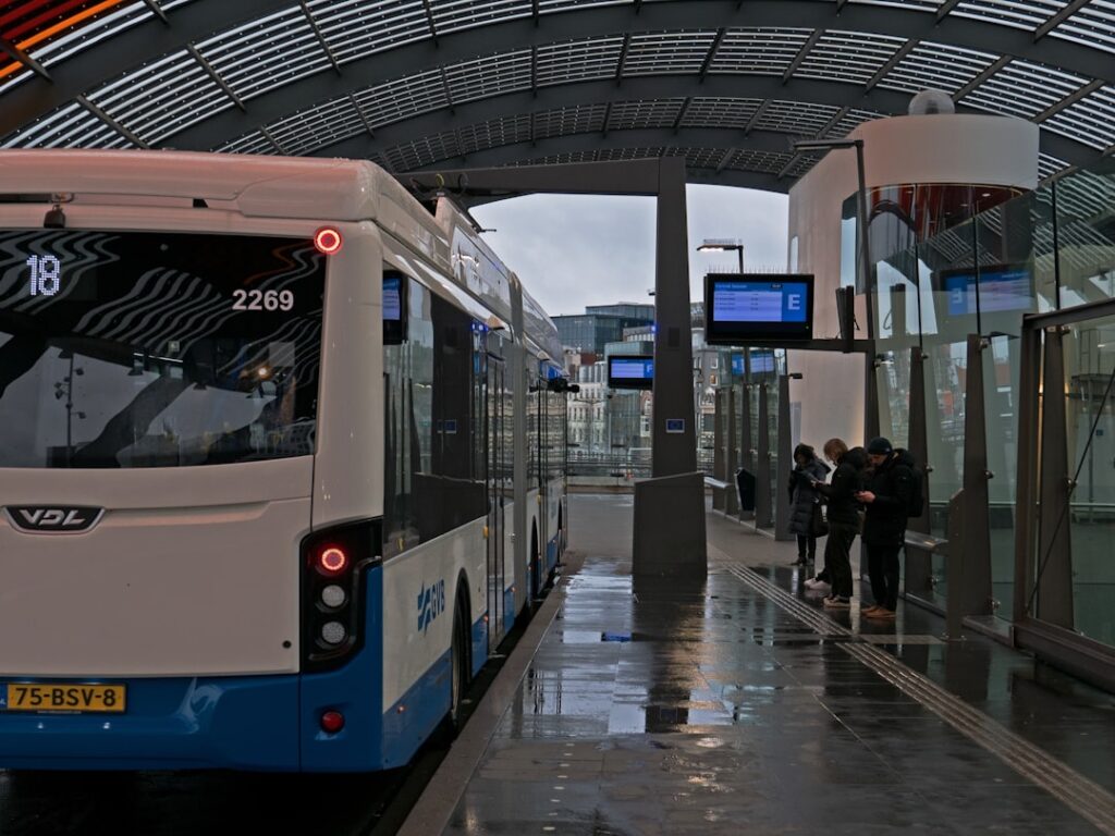 Dworzec autobusowy Valletta z niskopodłogowymi, dostępnymi autobusami