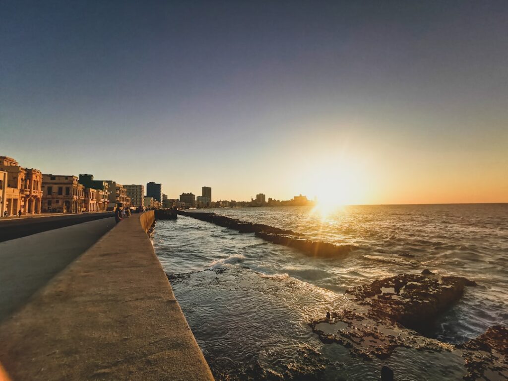Panorama miasta Valletta podczas złotej godziny z dostępną promenadą