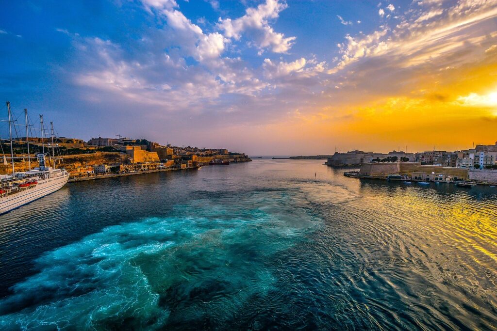 Aussichtspunkt in Valletta mit zugänglichem Panoramabereich über den Grand Harbour bei Sonnenuntergang