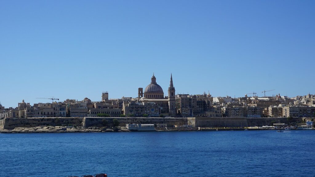 Niederflurbus in Valletta, barrierefreier öffentlicher Nahverkehr