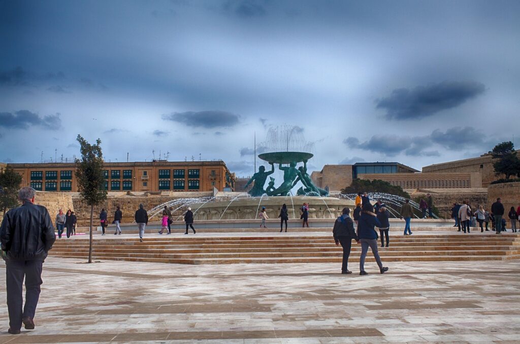 Ankunftsbereich an der Triton Fountain mit Bussen und Touristen