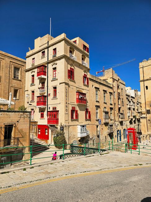 Außenansicht einer Polizeistation in Valletta, Meldestelle für Touristen