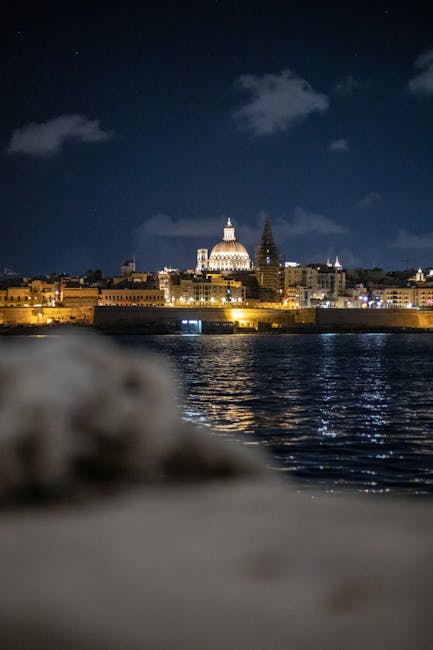 Nächtliche Uferpromenade an der Valletta Waterfront mit beleuchteten Restaurants
