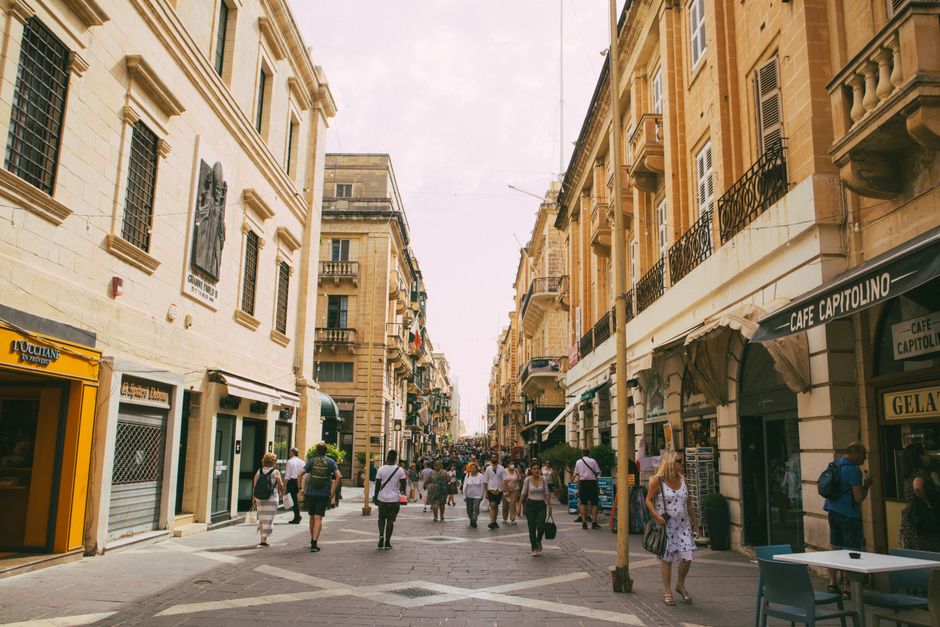 Fußgängerzone Republic Street mit lokalen Kunsthandwerksständen in Valletta