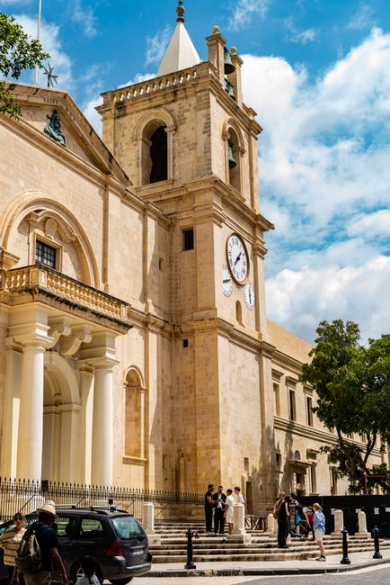 Besucher warten vor St. John's Co-Cathedral an der Ticketschlange