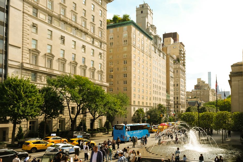 Belebte Triton Fountain mit Bussen und Taxis