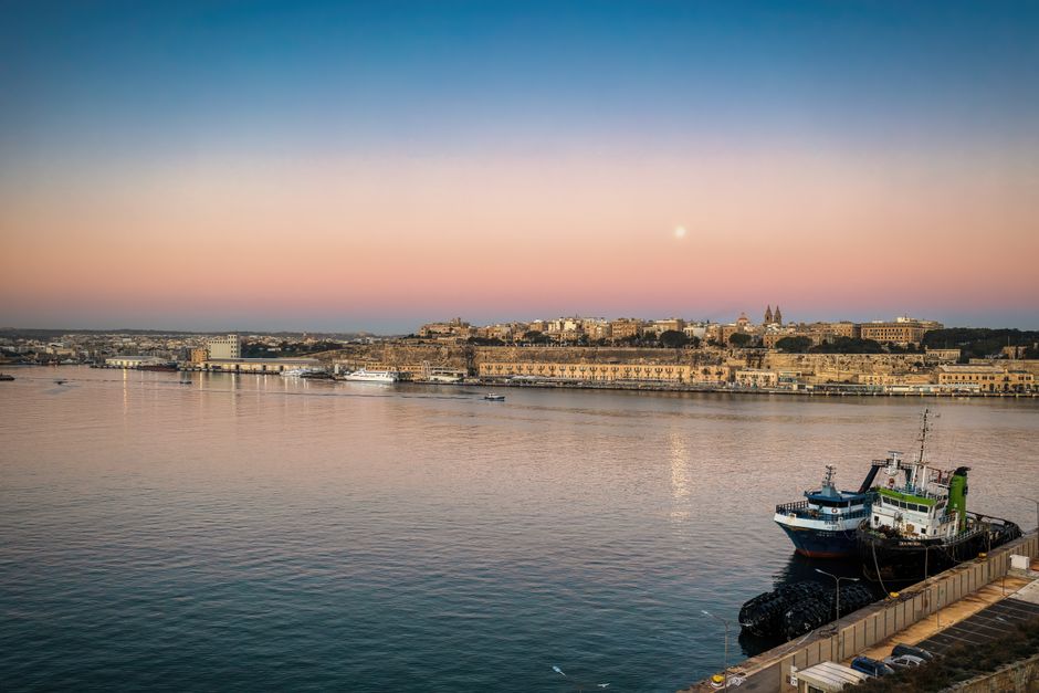 Abendstimmung an der Valletta Waterfront mit Restaurants